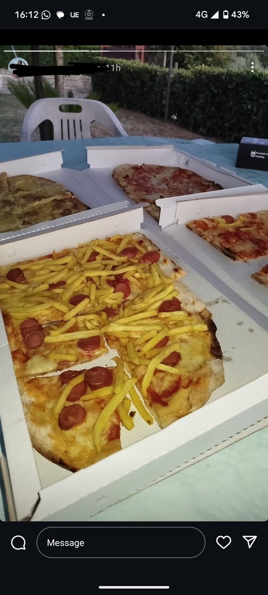 piss_river_fc's tweet image. love how i romanticise italian food and then my cousin who lives in rome just eats chips dumped on a square sausage pizza