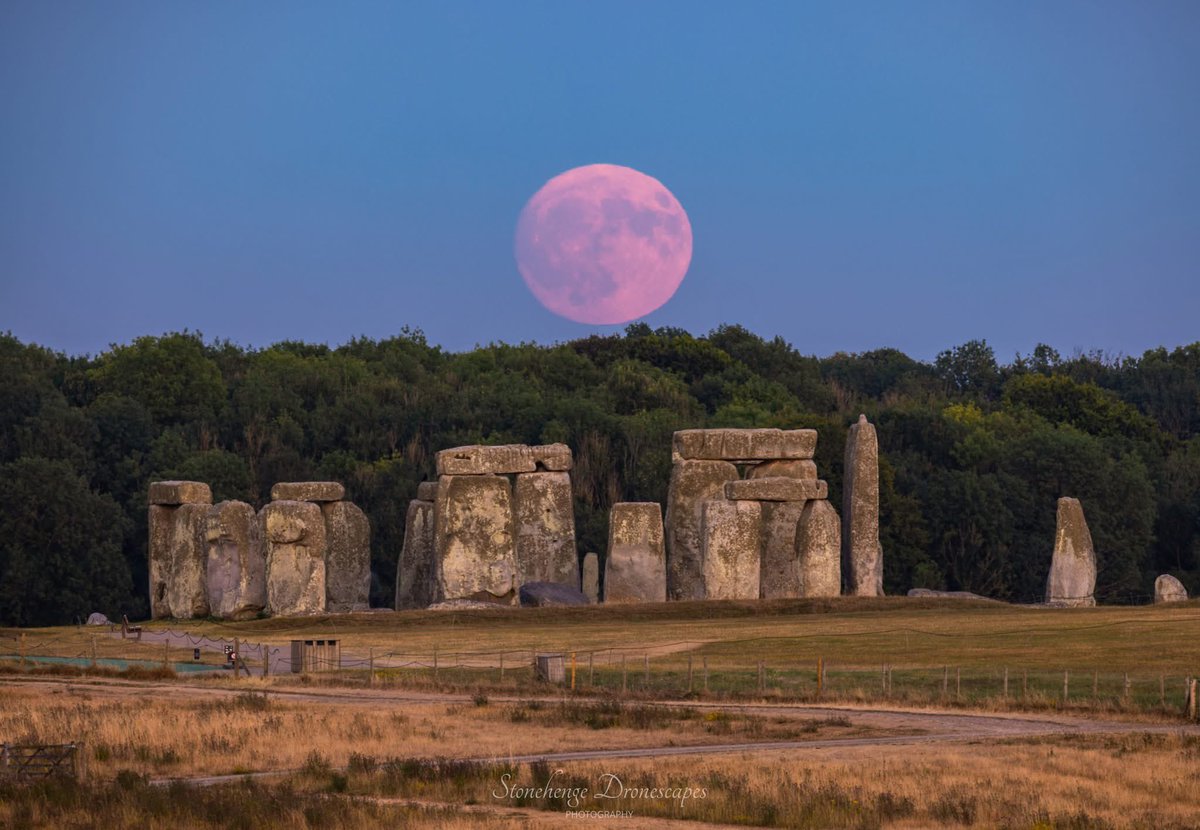 Last nights  99% Buck Moon rising at Stonehenge 🤩🌕🌙 Photo credit Nick Bull 🙏
#buckmoon #moon #fullmoon #July #summer #landscape #astro #stonehenge