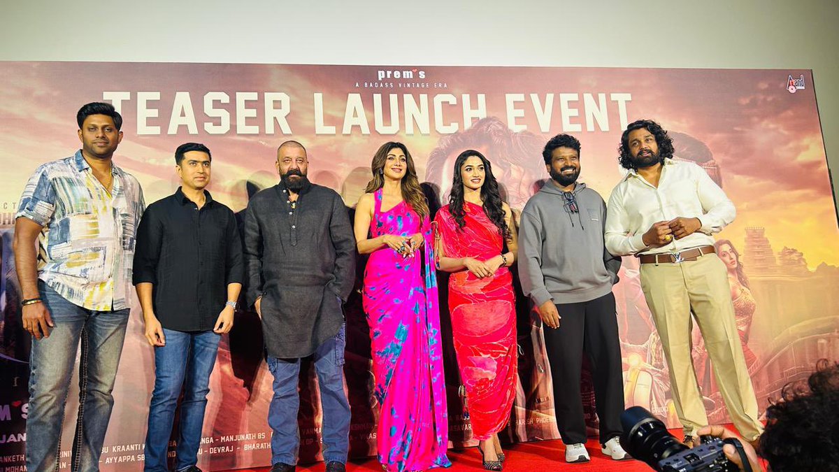 KvnProductions's tweet image. THE DEVIL TOOK OVER MUMBAI 🔥
#KDTeaser launched with a BANG & left the crowd roaring 👊🏻
▶️ youtu.be/wFmgarVBY1s
#KDTheDevil #KD @DhruvaSarja @directorprems @duttsanjay @Ramesh_aravind #VRavichandran @TheShilpaShetty #NoraFatehi @Reeshmananaiah @ArjunJanyaMusic…