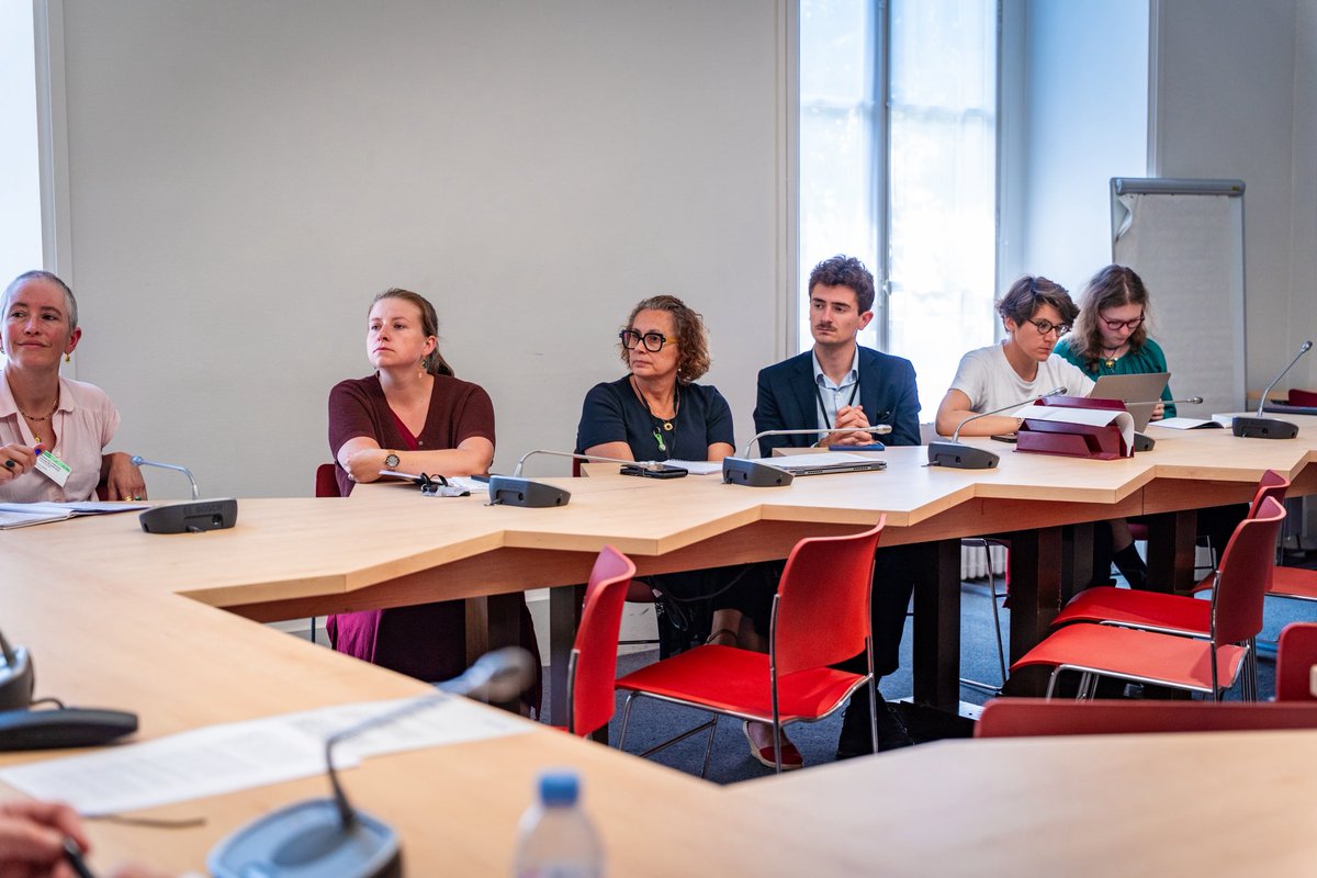 Exposées à des concentrations de pesticides 1000 fois plus élevées que dans l’alimentaire.
Tous les jours.
Sans protection.

Les fleuristes reçoivent, préparent, arrangent, mettent en bouquet, chaque jour pour notre joie des fleurs qui les tuent silencieusement. 
Cela doit