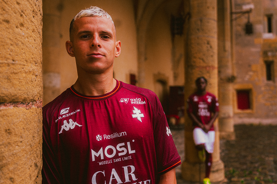 🔥 Découvrez le nouveau maillot home 25-26 du @fcmetz !

🐉 Le retour du Graoully
🎨 Couleurs grenat iconique
⚔ Héritage médiéval
💪 Technologie KOMBAT PRO 2026

À shopper dès maintenant 👉 kappa.fr/collections/fc…