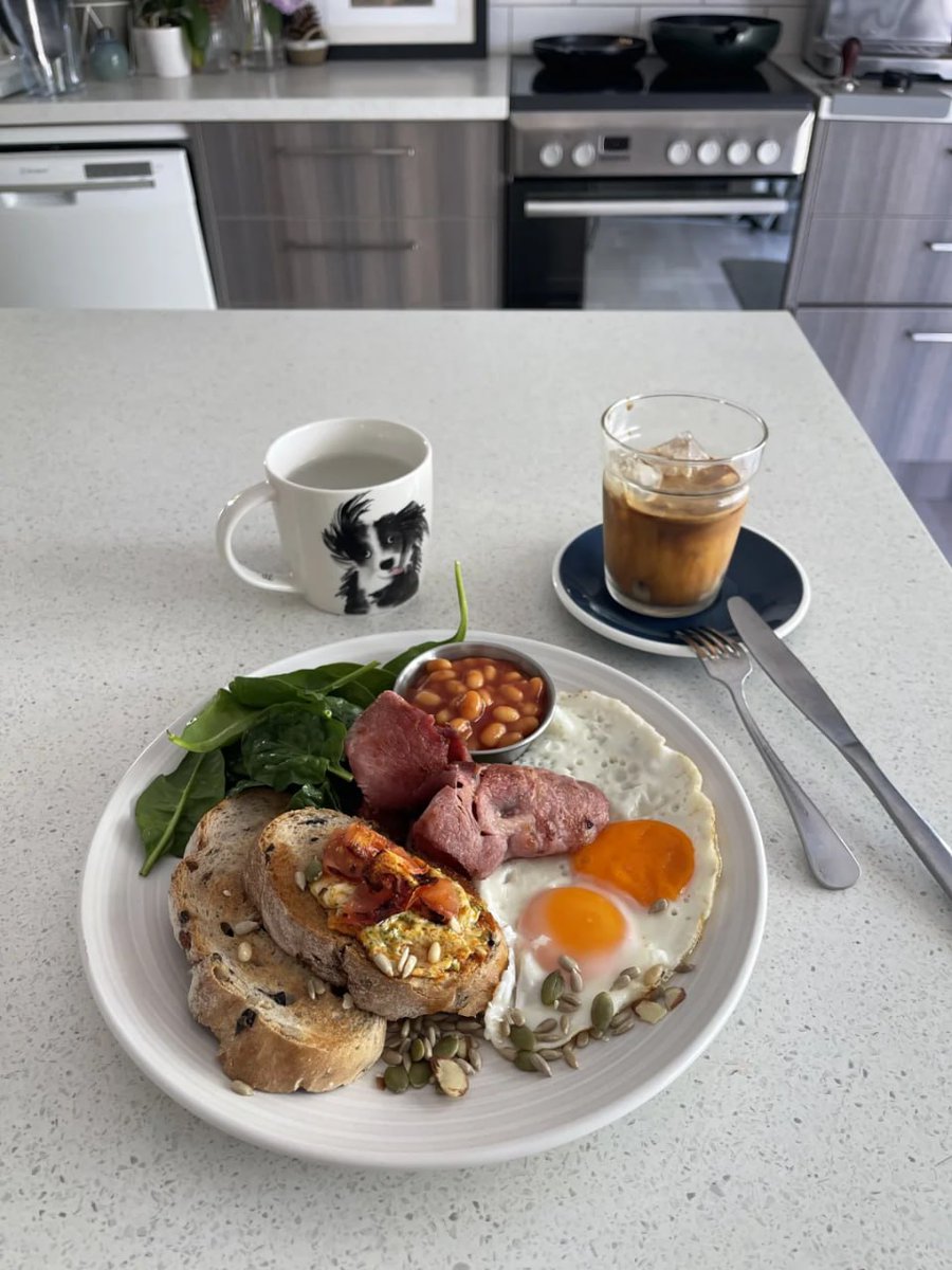 Breakfast is a crucial factor in fueling our bodies in the morning. I think everyone knows that a healthy body starts with a healthy breakfast.
#healthfood
#breakfast