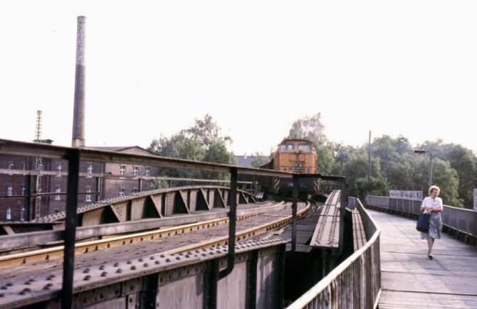 1988, Leipzig-Plagwitz

In einer Südkurve vom Güterbhf. Plagwitz gekommen überquert 106281 die Schwartzebrücke welche die Saalebahn überspannt. Für die Güterfuhre ist das Industriegebiet rund um die Spinnereistr. das Ziel.