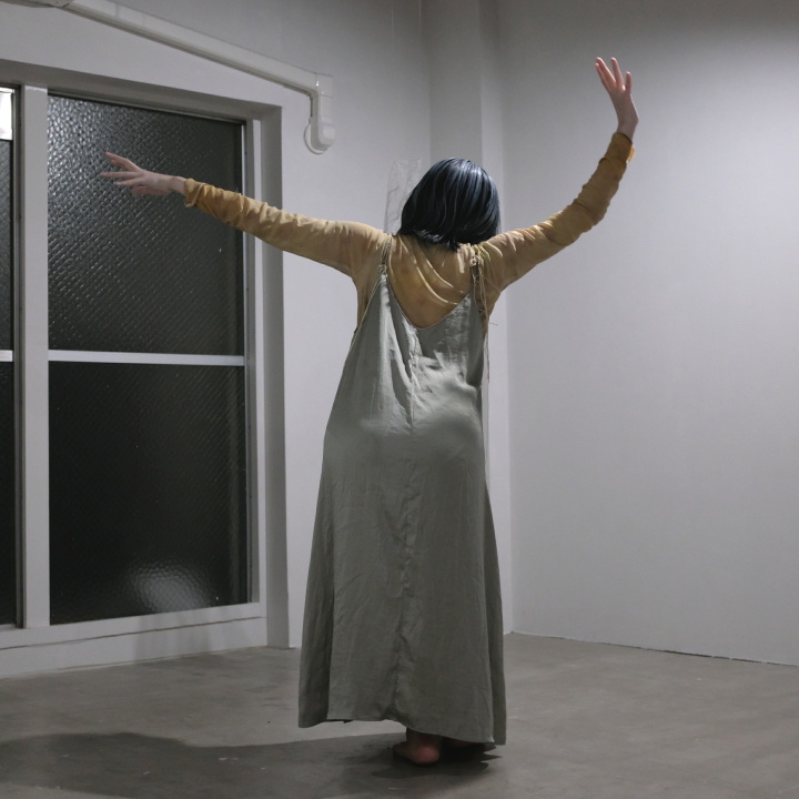 残り火 @The 5th Floor
#三宅珠子 さんの作品は自然光で拝見するのと、LED照明で拝見するのとでは、かなり異なって見えます。自然光で見た方が色彩が豊かで圧倒的に良いです。
シンプルな構成ですが、いろいろなものが重層的に挟みこまれている感じです。