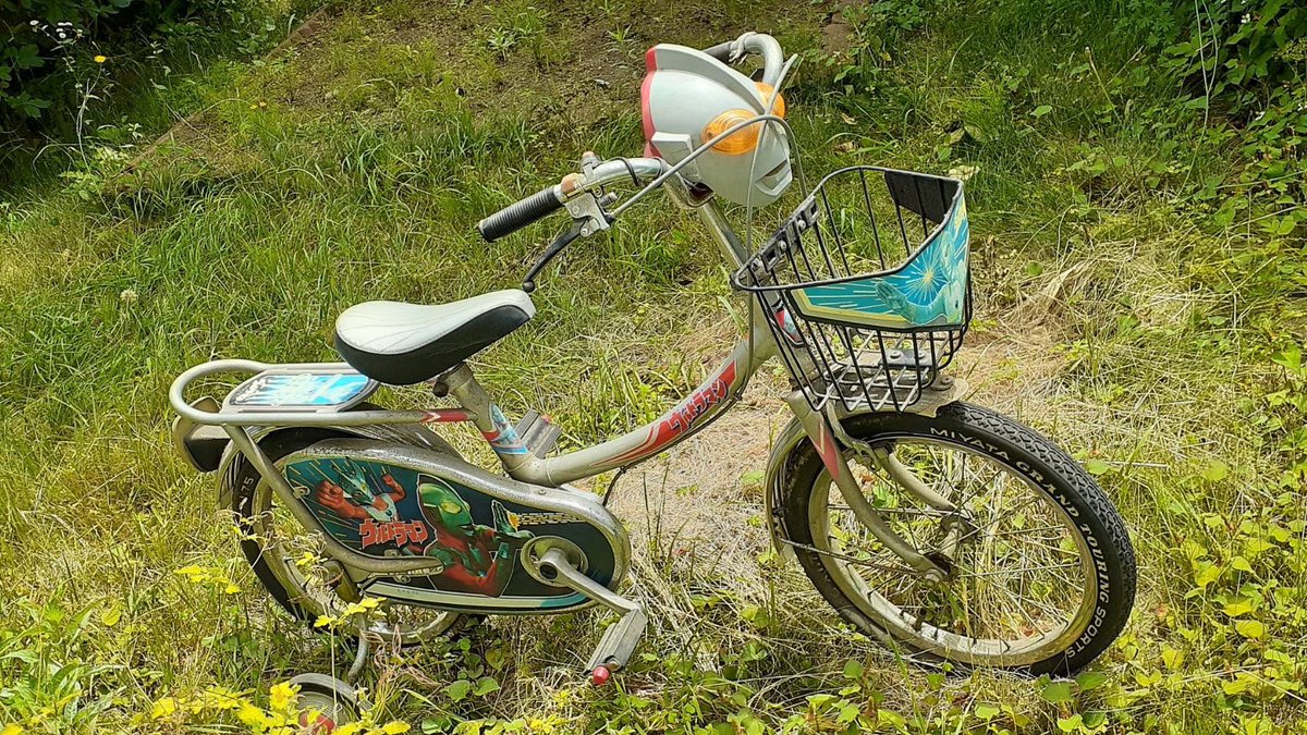 TakahashiHyouri's tweet image. #ウルトラマンの日 に、北海道で奇跡が起きました。

45年前、『ウルトラマン80』の怪獣デザイン公募で「ムチ腕怪獣ズラスイマー」のデザインが採用された新保さんが、
円谷プロから賞品として贈られた「ウルトラマン自転車」

ご実家の解体に際し、納屋に何十年も眠っていた自転車が発掘されました！