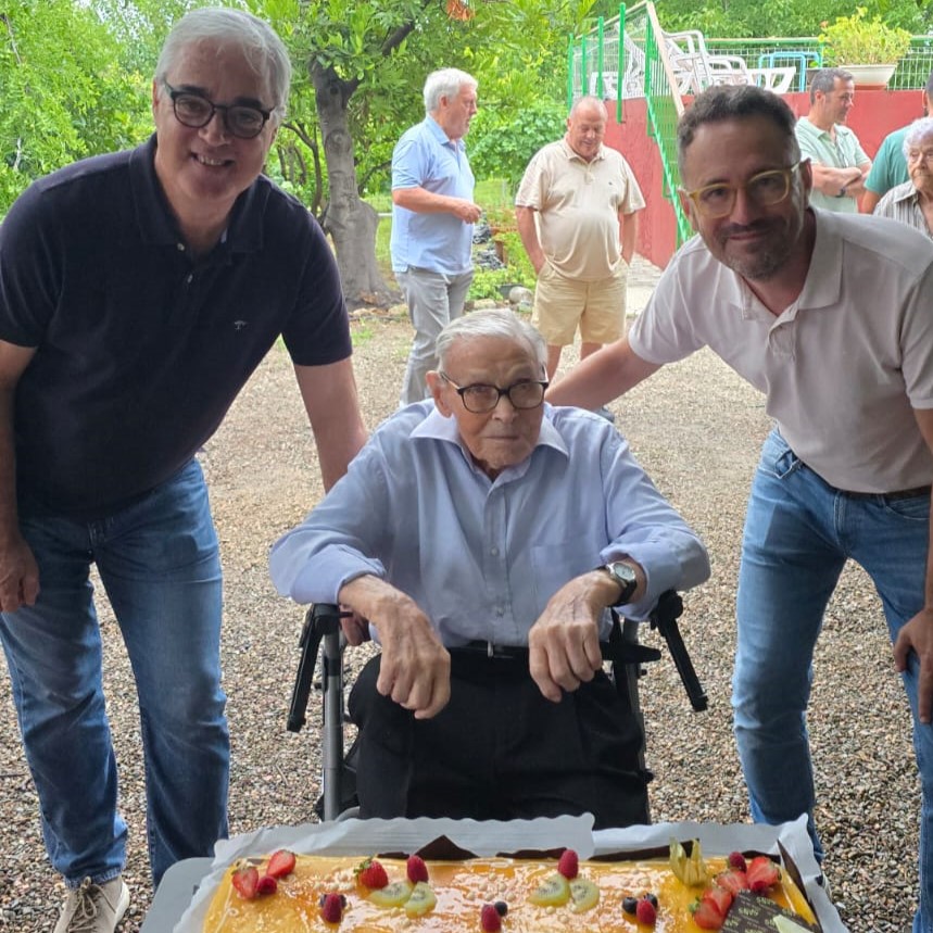 Ahir vaig tenir l’honor de felicitar a Josep Salvadó Pujades pels seus 105 anys. Un vila-secà que és memòria viva del nostre poble i exemple de vida. Llargavida, Josep! ❤️

#Vilaseca #105Anys #MemòriaViva