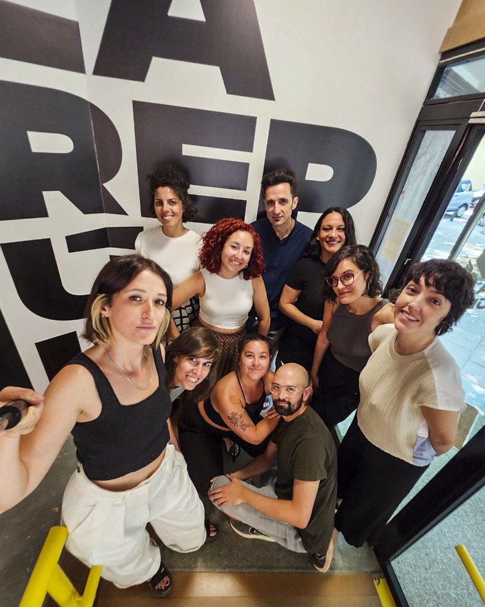Queridísima audiencia, 
gracias  por abrir para nosotras un camino inesperado por el que hemos completado una temporada más, la undécima desde que  caminamos juntos por nuestra cuenta, sin el peso de ninguna mochila, con  los pies ligeros, pero a paso lento porque vamos lejos.
