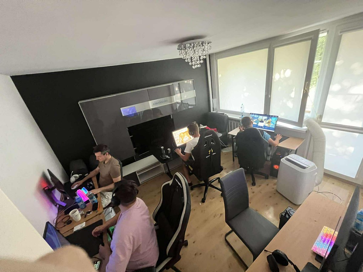 Wracamy do gry! 🔥

Nowy skład:
🧠 Rogalik (IGL)
🎯 VENTUS1RO (AWP)
💥 Anakin
⚡ Pixel
🔥 Venom

Za nami bootcamp zapoznawczy, który pozwolił nam zbudować fundamenty gry i wspólnego zrozumienia. Teraz pora to pokazać na serwerze! 
Gramy w kwalach do Galaxy Cup i sezonie ESEA Open