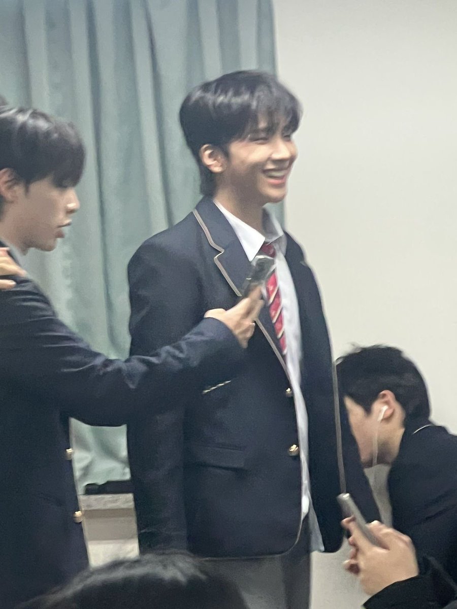 w_hak1129's tweet image. 운학이 실제로 보면 생각보다 더 키가 크고 더 순하게 생겼다는데 얼마나 크고 더 순하게 생겼는지 감도 안 옴 폰카만 봐도 진짜 레전드이신데