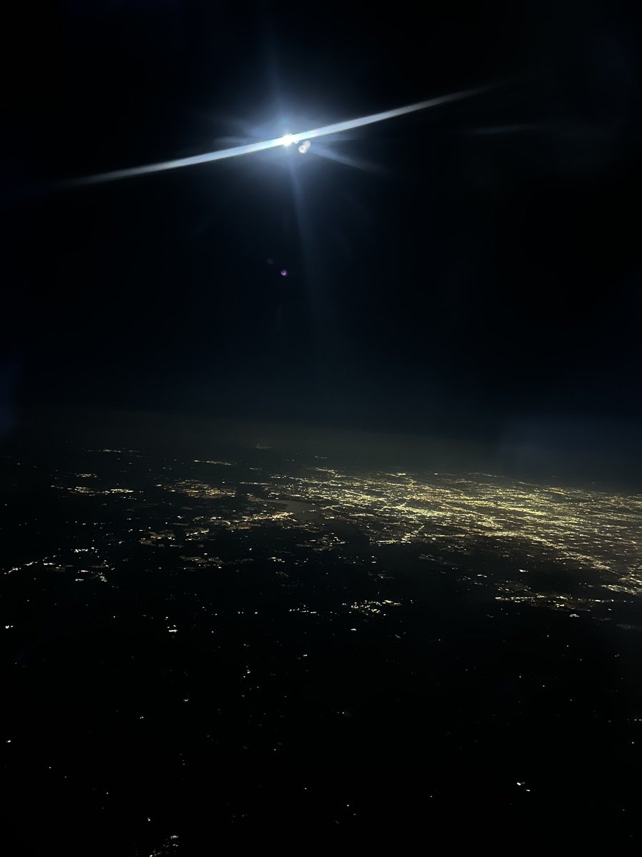 sandkeytiki's tweet photo. Full moon en route to Tampa from Salt Lake City…flying over Dallas….🌝
⁦@spann⁩ ⁦@weatherchannel⁩ ⁦@Delta⁩ https://t.co/ccLL8qGPKV