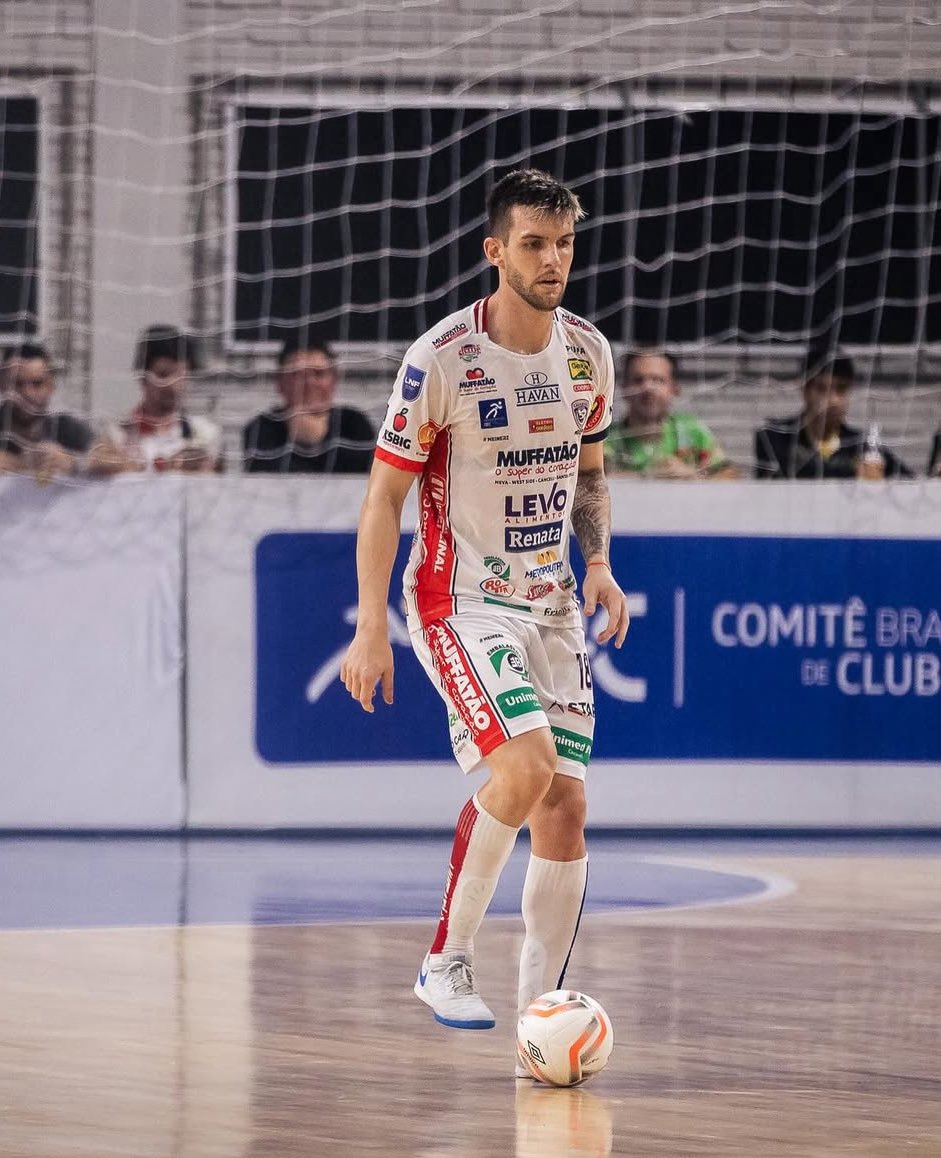 jjdastransf's tweet photo. #Lucas #Scheffer pivot 🇧🇷 de 23 anos que representa o #Cascavel é desejo de #Cassiano #Klein.
#slb #slbenfica #benfica #benficanews #futsal #futsalnews #benficafutsal #futsalbenfica #futsaltransfers #lucasscheffer #cascavelfutsal https://t.co/L1rK4JJS9m