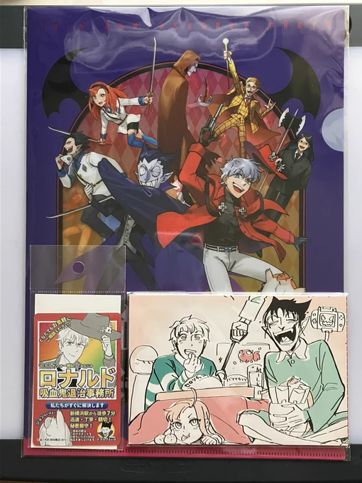 吸死展で買ったグッズ!グッズはキリがないのであまり手を出さないようにしてますが、描き下ろしイラストのクリアファイルと盆先生のラフ絵のポストカード、ロナルド事務所のマグネットは買っちゃうよね!だってジョンもいるから! 