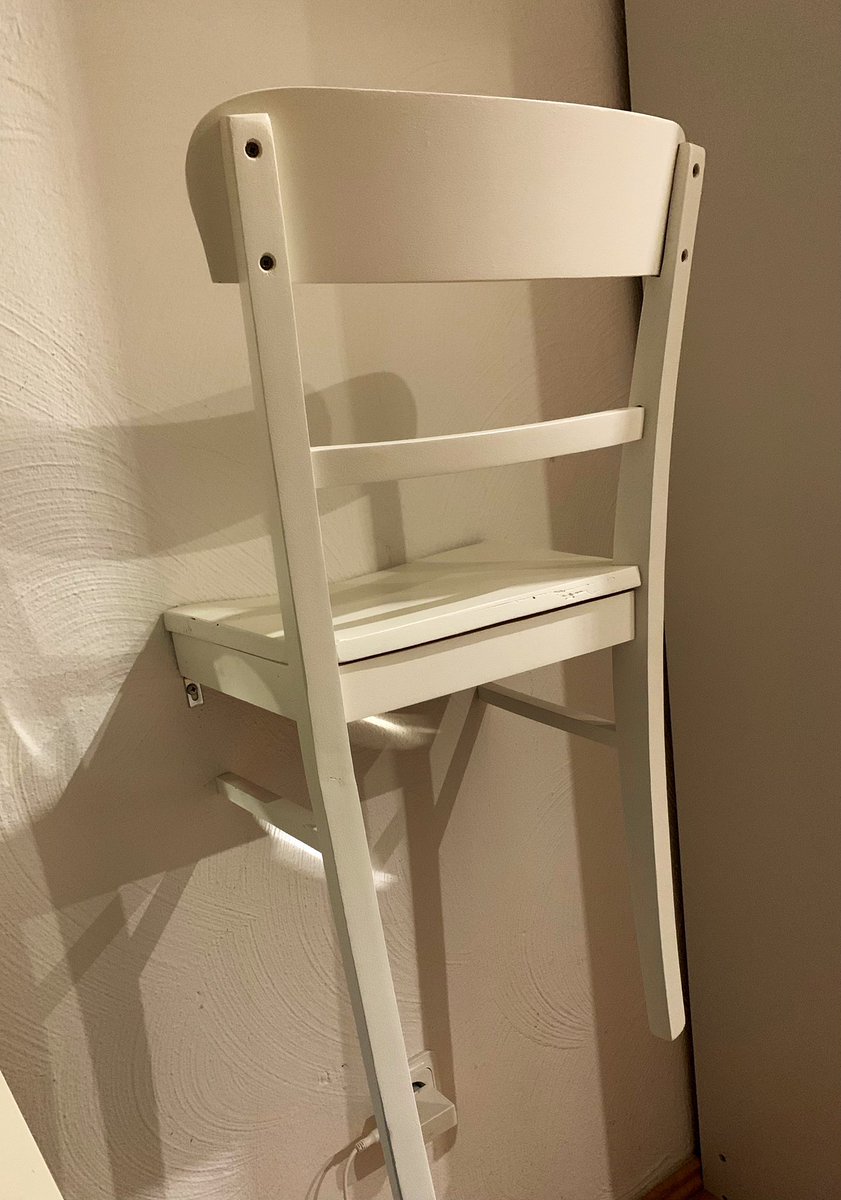 <a href="/1893Kai/">Kai + Partner Köche</a> Ja, aber der stand mir zu dumm im Weg herum, daher habe ich einen alten Stuhl aufbereitet, halbiert und jetzt das hier an der Wand.