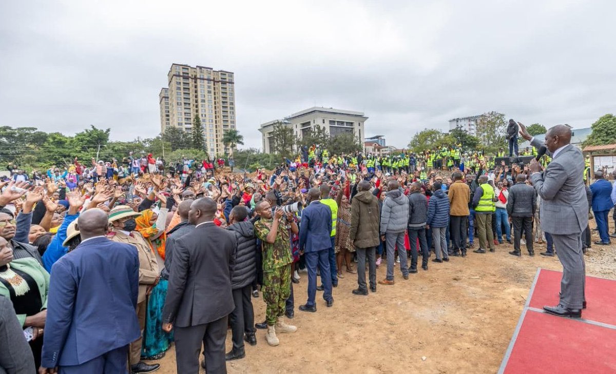 PropesaTv's tweet photo. ‘We are not scared, we are not intimidated’ akiwa mbele ya wamama #FreeKanMaiyo https://t.co/DlI5w0JJkH
