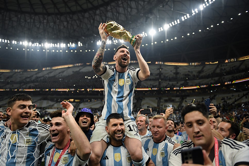 gdragon5221's tweet photo. I like Messi.
For a footballer, he’s short. 
He’s always had a disadvantage in set pieces and aerial duels. People often say he’s overly reliant on his left foot, with his right being fairly ordinary.
He doesn’t lead by shouting or roaring on the pitch-he’s a quiet leader who lets his game do the talking.
His body is covered in tattoos that, honestly, might seem off-putting on someone else. But on Messi, they just look right.

And yet, all these so-called flaws are exactly what made @leomessisite who he is. @InterMiamiCF
His small frame gave him incredible balance and a low center of gravity.
That left foot turned into the greatest weapon football has ever seen.
His calm leadership inspired unmatched trust among his teammates. And in Qatar, he finally lifted the World Cup, silencing every doubt.

@Polkadot is a bit like that too.
At first glance, it seems complicated, full of strange terminology and an unusual structure.
But dig deeper and you realize: it’s been meticulously designed to overcome its own shortcomings, crafting a kind of connectivity no one else can replicate.

In the end, turning weaknesses into strengths-that’s true class.
That’s why I like Messi. 
And why I like @Polkadot too.