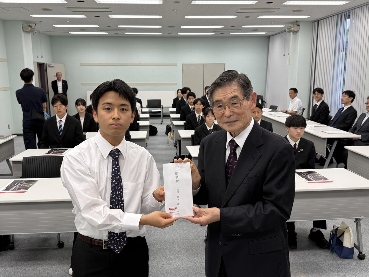 shkpr's tweet image. クリナップ財団の2025年度奨学金授与式に本学学生4名が出席しました!✨
奨学生代表の経済経営学部 矢内奏斗さんが「年内に簿記2級取得を目指します!」と抱負を表明。
地域貢献として学生を支援するクリナップ財団に感謝です!👏
#クリナップ財団 #奨学金 #大学生 #いわき #夢応援