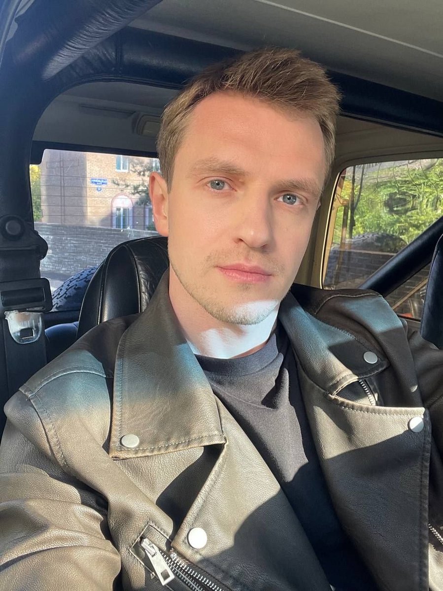 Ну что, эр Рокэ, выбрали оруженосца, нет? Так и не справились за две серии? А что, челочка мешает? Да не вам, вам вот это все на голове. Сильно давит? Помочь снять? Или подождите, для этого же оруженосец нужен...

#оэ #этерна #aeterna #рокэалва #ричардокделл #алвадик