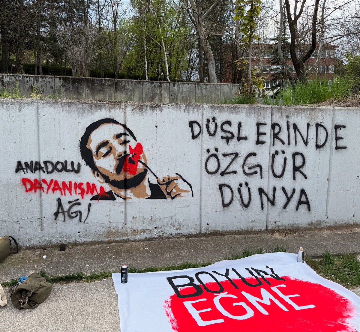 anadoludayanis's tweet photo. Haziran Direnişi'nde milyonlarca yurttaşımızla birlikte sokağa çıkan, AKP zorbalığına ve hukuksuzluğuna karşı ayağa kalkan gençlerden biriydi. Bir sokak başında hain ve vahşice saldırıya uğradığında daha 19 yaşındaydı.

Bugün aramızdan koparılmasının üzerinden tam 12 yıl geçti. Acımızı ve öfkemizi güçlendiren, büyüten 12 koca yıl... 

Sözümüz var ona, tutmaktan başka bir yolumuzun olmadığı bir söz. Ülkemiz giderek daha büyük bir karanlığa sürüklenirken asla unutmamamız gereken bir söz.

Ali İsmail'in düşlerindeki özgür dünyayı kuracağız, mutlaka!