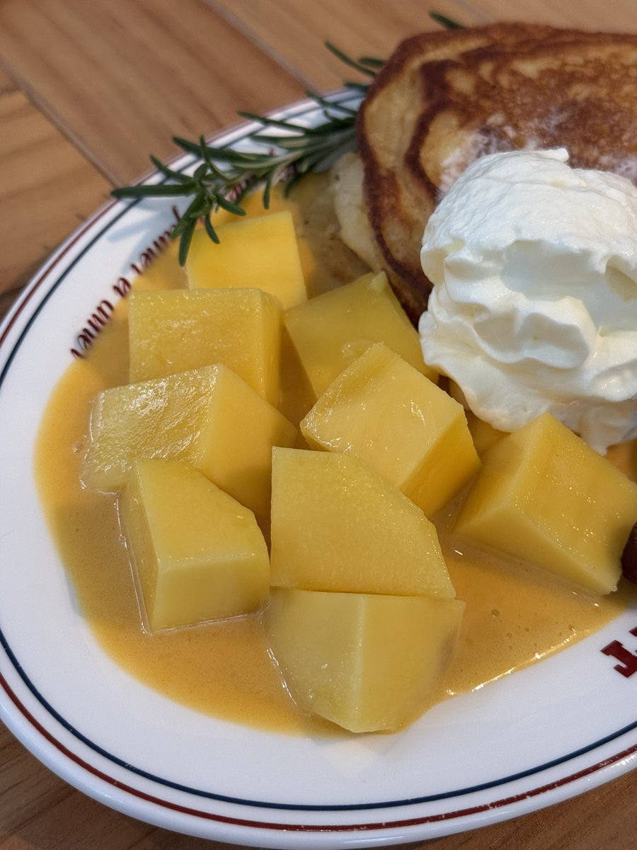 วันหยุดนี้ไปกินข้าวที่ It's Happened to be a Closet - Silom กันนนนน จะมากี่รอบก็ต้องสั่งแพนเค้กมะม่วงจริง ๆ แนะนำอีกจานคืออัลเฟรโด้ อร่อยม้ากกกกกก ไอเลิฟฟ