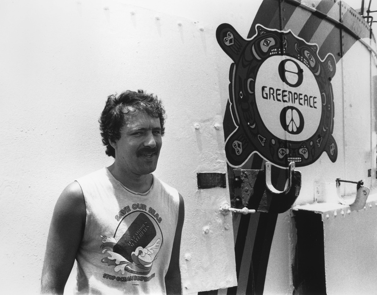40 anni fa, nel tentativo di mettere a tacere le proteste antinucleari nel Pacifico, agenti dei servizi segreti francesi misero due bombe a bordo della Rainbow Warrior, ormeggiata ad Auckland (Nuova Zelanda). 
La nave ammiraglia di Greenpeace fu così affondata, e un nostro amico