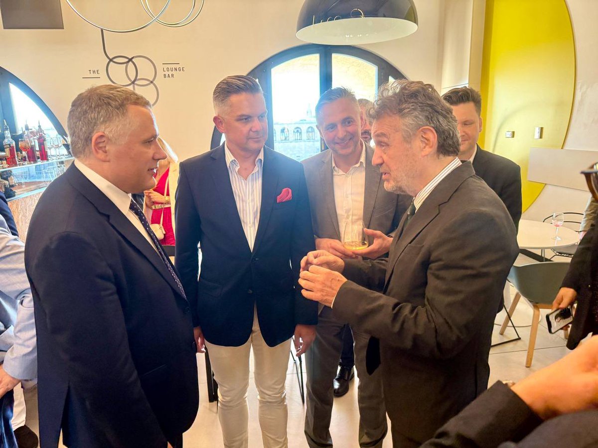 📢W przeddzień konferencji Ukraine Recovery Conference 2025 #URC2025 , w sercu Rzymu📍odbyło się przyjęcie koktajlowe będące międzynarodowym otwarciem inicjatywy "Team Poland for Ukraine" 🤝, której celem jest wzmocnienie relacji handlowych i inwestycyjnych między Polską a