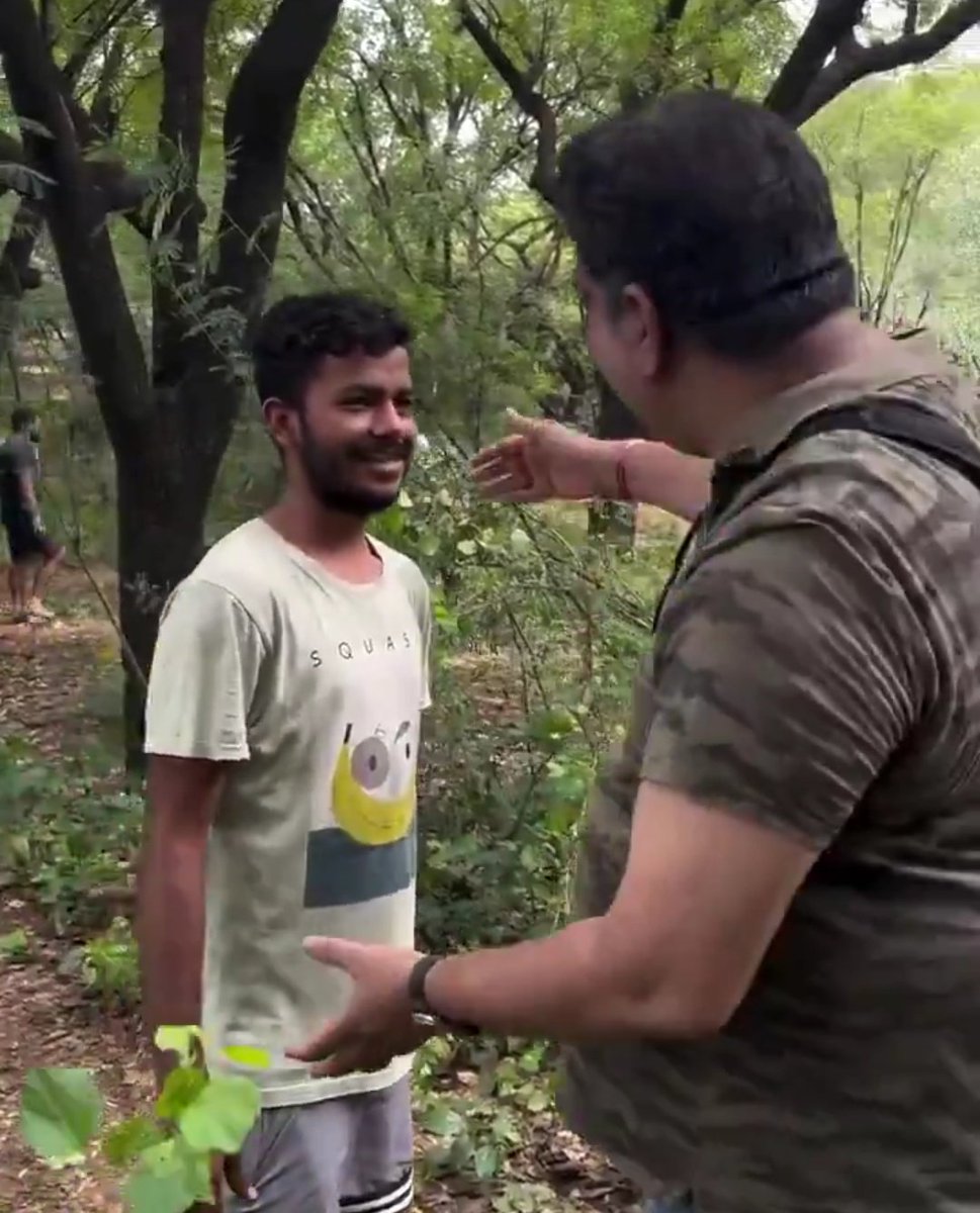 🚨 A Haryanvi uncle spots a Maharashtrian man working in the fields of Haryana.

Haryanvi Man: “Hey, come here... where are you from?”

Maharashtrian: “Nashik, Maharashtra.”

Haryanvi Man: “Speak in Haryanvi.”

Maharashtrian: “I don’t know the language.”

Haryanvi Man (smiling,