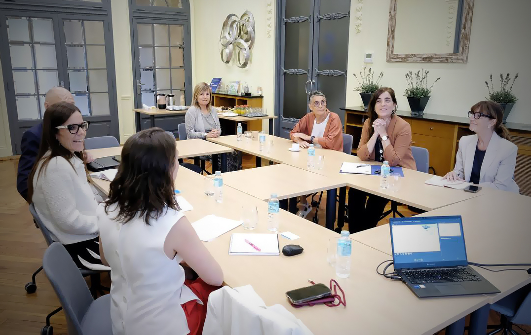 recercauniscat's tweet photo. 📌Reunió sobre la recerca en l'àmbit farmacèutic

📢La consellera Núria Montserrat i la consellera de @salutcat, Olga Pané, visiten les instal·lacions de @GebroPharmaES a Barcelona

🧬Aborden els projectes I+D de l'empresa a Catalunya, l'estratègia de recerca i reptes de salut https://t.co/xGInf4T3LV