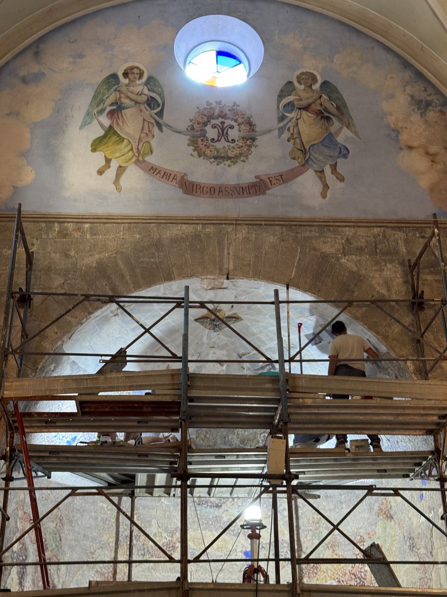 elaine_pasquini's tweet image. The church of San Maria Assunta in Brancoli is desperately in need of Gabriel. Workers are chipping away plaster covering an unknown painting. @danielsilvabook @jamiegangel