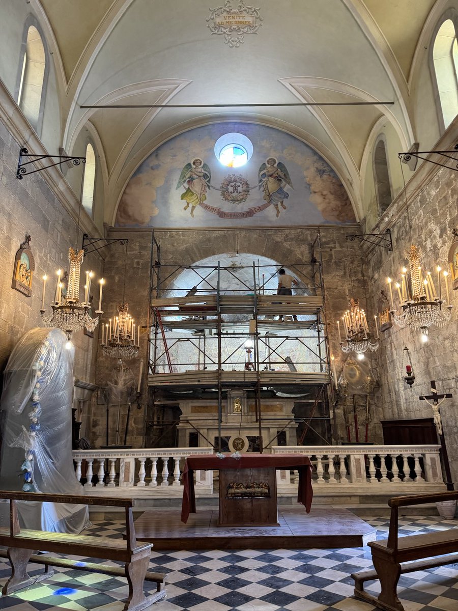 elaine_pasquini's tweet image. The church of San Maria Assunta in Brancoli is desperately in need of Gabriel. Workers are chipping away plaster covering an unknown painting. @danielsilvabook @jamiegangel
