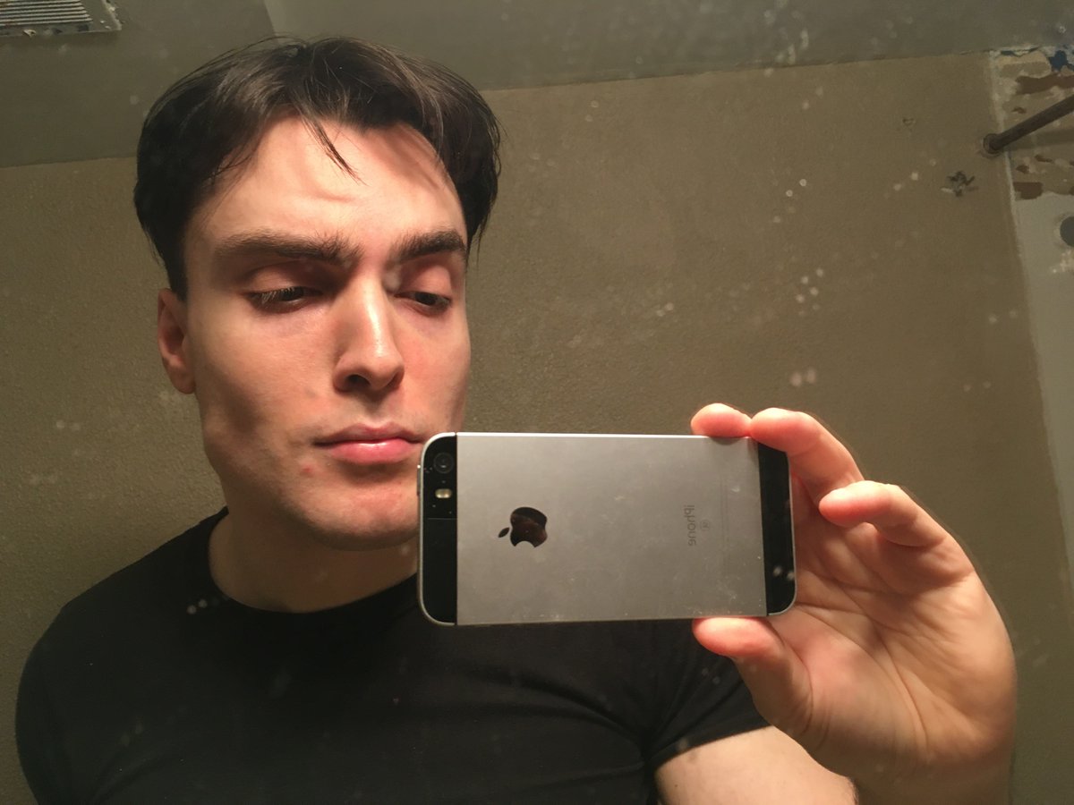 profligata39007's tweet photo. Taking mirror selfies is protected by the US constitution and the bill of rights, and I will DIE to defend my right to take them. Come and take them! Molon labe! https://t.co/d8s6Nvny34