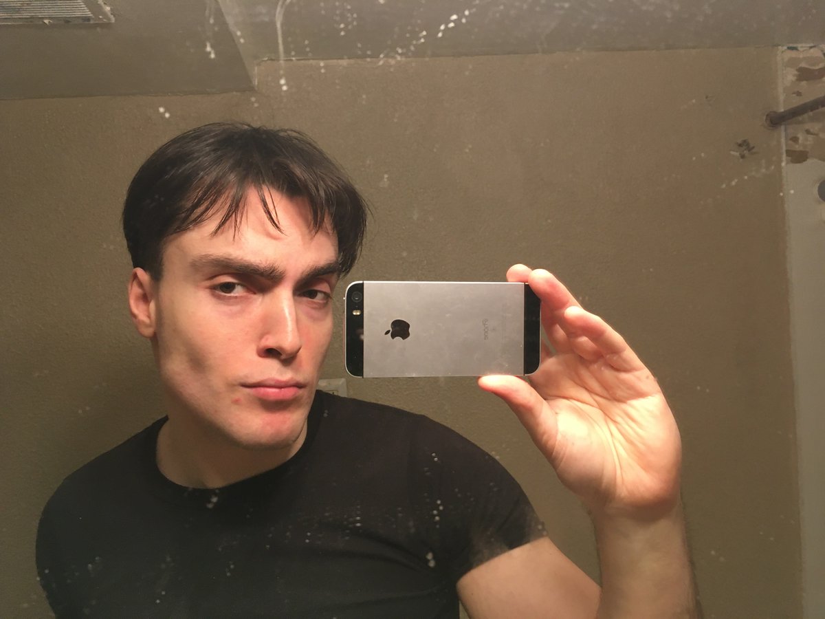 profligata39007's tweet photo. Taking mirror selfies is protected by the US constitution and the bill of rights, and I will DIE to defend my right to take them. Come and take them! Molon labe! https://t.co/d8s6Nvny34