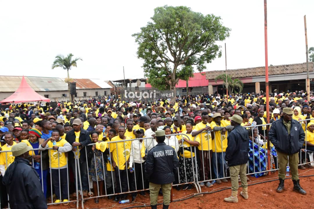 TayariWestTV's tweet photo. Thousands of NRM supporters are gathered at Kasokoso Community Grounds in Wakiso District, to welcome President @KagutaMuseveni. The President is set to inspect an auto garage and washing bay that has benefited from funding under the PDM.
#PDMTours
#TayariWestUpdates
📸 @Adolf4shizo