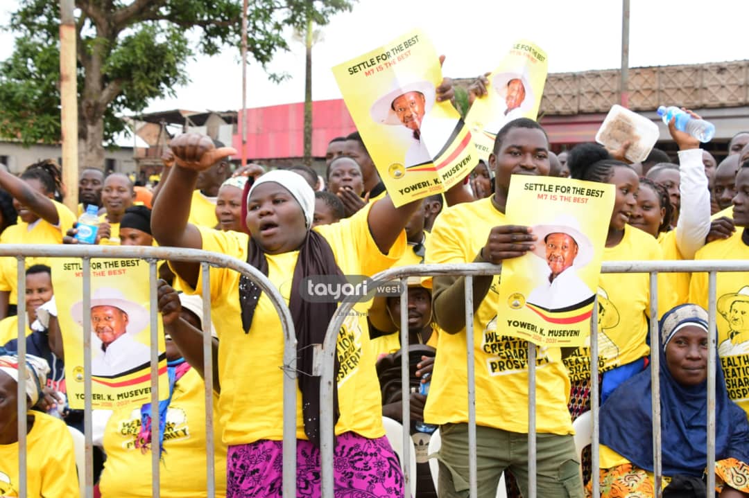 TayariWestTV's tweet photo. Thousands of NRM supporters are gathered at Kasokoso Community Grounds in Wakiso District, to welcome President @KagutaMuseveni. The President is set to inspect an auto garage and washing bay that has benefited from funding under the PDM.
#PDMTours
#TayariWestUpdates
📸 @Adolf4shizo