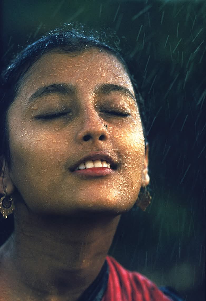 Ram Kamal । राम कमल (@ramkamal) on Twitter photo Brian Brake clicked Aparna Sen's image during Ray's Samapti (Part of Tagore Trilogy Teen Kanya) in 1960. Ms Sen in her interview says, "He (Brake) took me up to the terrace, had me wear a red sari in the way a village girl does, and asked me to wear a green stud in my nose.
To be Brian Brake clicked Aparna Sen's image during Ray's Samapti (Part of Tagore Trilogy Teen Kanya) in 1960. Ms Sen in her interview says, "He (Brake) took me up to the terrace, had me wear a red sari in the way a village girl does, and asked me to wear a green stud in my nose.
To be