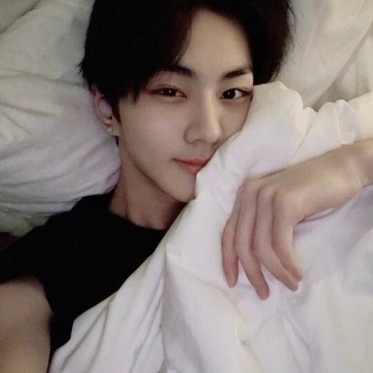 kimiinkyu's tweet photo. Bed plus me https://t.co/e5cL9wLHaP