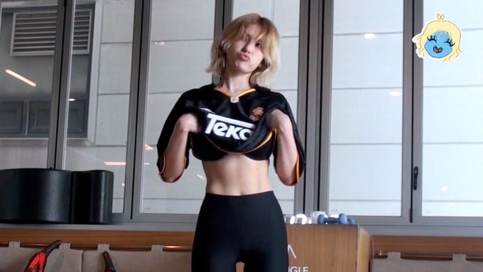 Watch JEON SOMI (전소미)'s leaked NSFW photo on TwXstars