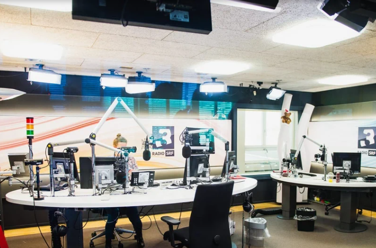 BurkhardtPhilip's tweet photo. Die Radioprogramme der @SRGSSR haben wegen der #UKW-Abschaltung innerhalb eines Jahres über 560'000 Hörerinnen und Hörer verloren.
Dies zeigen die neuesten #Radio-Nutzungszahlen zum 1. Semester 2025.
Alleine bei Radio #SRF 1 beträgt der Verlust 233'000 Personen. (1/6) https://t.co/ppee0KXsJj