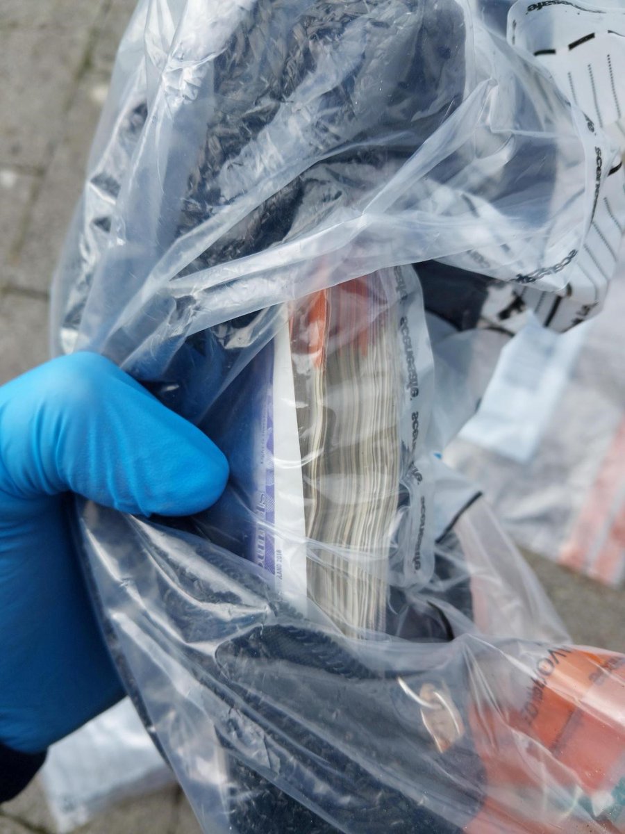 KentPoliceMed's tweet image. Drugs including suspected heroin, a knife and a large quantity of cash have been seized following a foot chase near the River Medway in #Chatham. Find out more: kent.police.uk/news/kent/late…