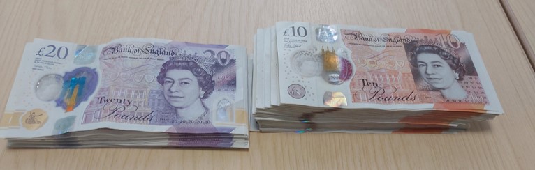 KentPoliceMed's tweet image. Drugs including suspected heroin, a knife and a large quantity of cash have been seized following a foot chase near the River Medway in #Chatham. Find out more: kent.police.uk/news/kent/late…