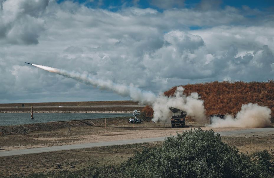 DefenseMirror's tweet photo. Dutch Army Tests New PULS Rocket Artillery System::
https://t.co/LG1xXaU0G0
#PULS #DutchArmy #RocketArtillery #Netherlands #DefenseNews #NATO #Afsluitdijk #MilitaryModernization #LongRangeStrike #Breezanddijk https://t.co/PSbQ7lzcKx