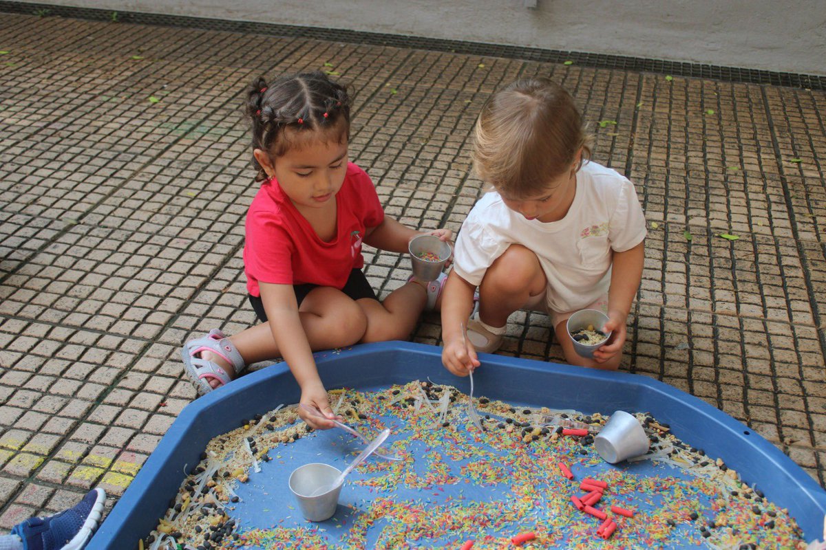 colsantpau's tweet image. LLAR | A la Llar del Sant Pau explorem, juguem i aprenem amb cada transvasament 💫
#JoSocdelSantPau #Llar