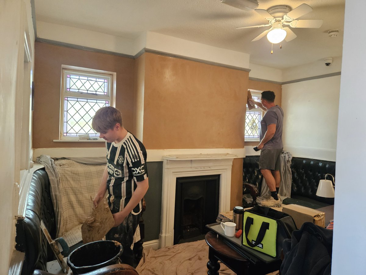 TheCrownInnSP's tweet photo. Our plasterers, Darren and Ollie, are doing an absolutely amazing job in the snugs 👏 🍻
#thecrowninnstockport #plasterers #snugs #amazingjob https://t.co/L7zlwtxaPE