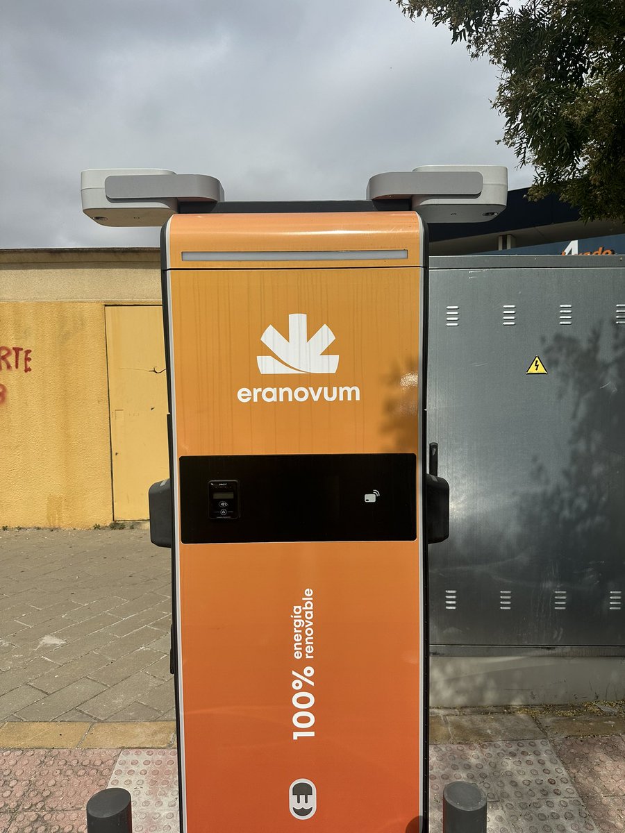 Cargadores para vehículo eléctrico en sevilla, un éxito la agenda 2030, el ecologismo, todo lo verde, los coches eléctricos y la bendita sociedad en la que vivimos…