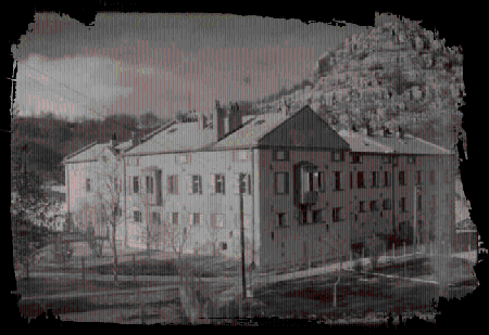 CAKA_arch's tweet photo. ZABORAVLJENI GRAD U ZALEĐU BOKE KOTORSKE, OD PRIJE 150 GODINA: 
Jedna od najvećih i najmodernijih pekara u Evropi, bioskop, kuglana, teniski tereni, skijalište, hotel...

Crkvice većina nas zna kao najkišovitije mjesto u Evropi. A da li ste znali da je na tom mjestu, prije skoro 150 godina, niklo austrougarsko naselje sa 10.000 stanovnika ? Više nego bilo koji grad u Crnoj Gori tada, i više nego trećina crnogorskih opština danas. 

Osim toga, u Crkvicama se nalazila jedna od najvećh  i najmodernijih pekara u Evropi, bolnica, hotel, kuglana, fudbalski i teniski tereni, skijalište, pozorište, pa čak i bioskop- u vrijeme kada se film tek počeo pojavljivati na starom kontinentu. 

Ukoliko odlučite da krenete u obilazak ovog lokaliteta, moći ćete da primjetite inženjersko umijeće austrougradskih graditelja, koje se najbolje ogleda u Infrastrukturi koja je ove surove predjele učinila pristupačnim. Svjedoci smo da danas, u 21. vijeku, u velikom dijelu Crne Gore nema ni vode ni puteva, a Crkvice su najbolji primjer kako su oni ta pitanja rješavali još tada. 

Trase puteva su pa��ljivo nivelisane, nasipi i potporni zidovi zidani su od čvrstog kamena, a drenažni kanali i mostići obezbjeđivali su da putevi ostanu prohodni decenijama, čak i pod kišama, snjegovima i odronima. Mnogi od tih puteva, danas starih i preko jednog vijeka, još uvijek se koriste — što najbolje govori o kvalitetu gradnje. 

Pored puteva, Austrougari su gradili i bistijerne (kamene cisterne) za prikupljanje i čuvanje pitke vode. Ove  bistijerne, omogućavale su opskrbu vodom i na ovako surovom području, gdje izvora nije bilo (Iako je kišovito, voda se ne zadržava zbog terena). Njihova konstrukcija — kameni zidovi, pažljivo fugovani spojnicama i slojevima kreča — garantovala je dugovječnost i čistoću vode.

Kroz pažljivu restauraciju i konzervaciju, Crkvice (zajedno sa mrežom utvrđenja u zaleđu Boke) bi mogle da se pretvore u jedinstven istorijski kompleks, koji bi privukao posjetioce iz zemlje i inostranstva. Takav projekat ne bi bio samo povratak u prošlost, već i novi impuls za lokalnu zajednicu — kroz kulturni turizam, edukativne sadržaje i promociju baštine.

foto: 
https://t.co/X0GA80mZEO
RTCG: Ozren Zogović