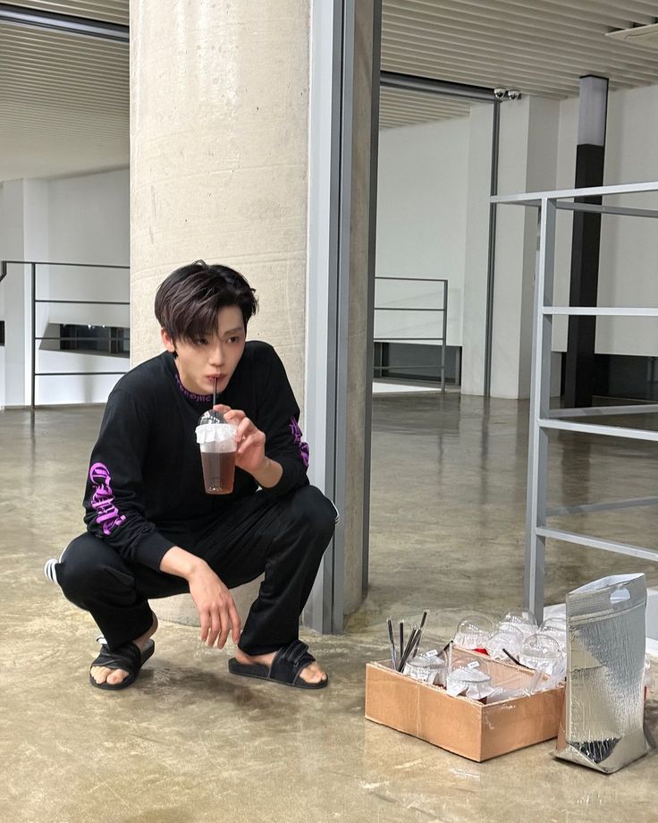 📍The Meredien Regency. 
A103

"Akhirnya setelah bertahun-tahun hidup di kostan the raid, jadi juga punya apartment sendiri."

Begitulah kata bujang yg asik nyeruput es kopi sembari jongkok alias Agung.