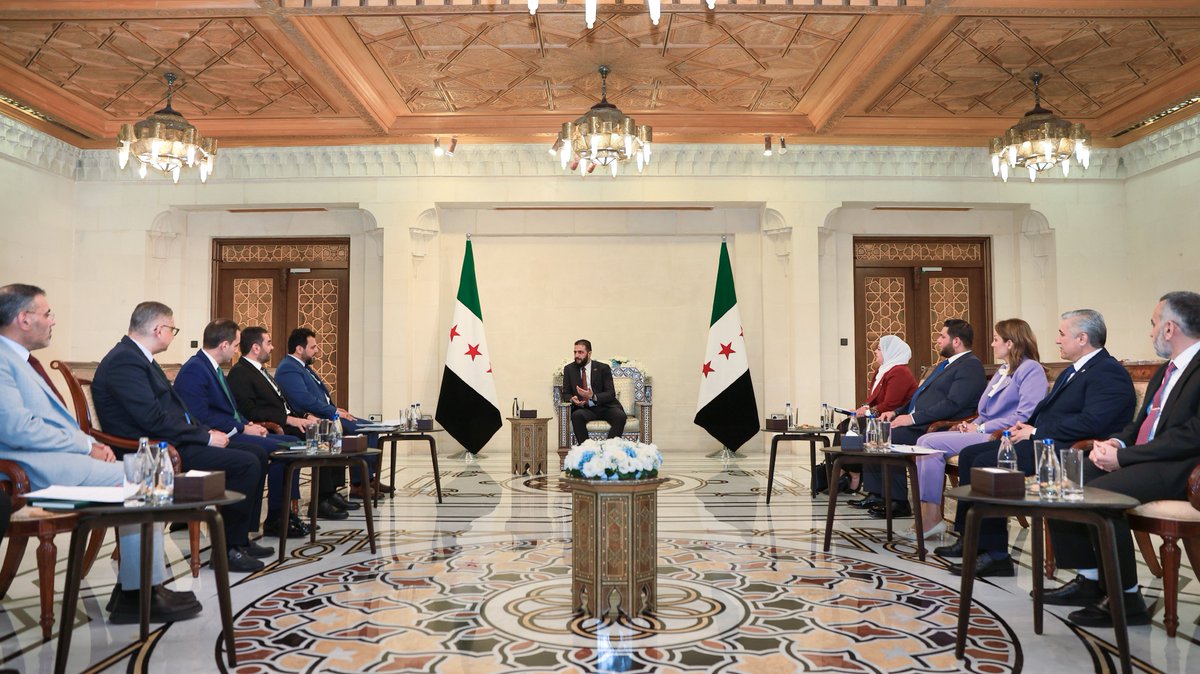 SyPresidency's tweet image. اجتمع رئيس الجمهورية العربية السورية السيد أحمد الشرع بأعضاء اللجنة العليا لانتخابات مجلس الشعب في قصر الشعب بدمشق، حيث اطّلع السيد الرئيس على نتائج الجولات التعريفية التي قامت بها اللجنة على المحافظات السورية، وماتضمنته من سماع وجهات نظر المواطنين حول الاستحقاق الانتخابي، كما…