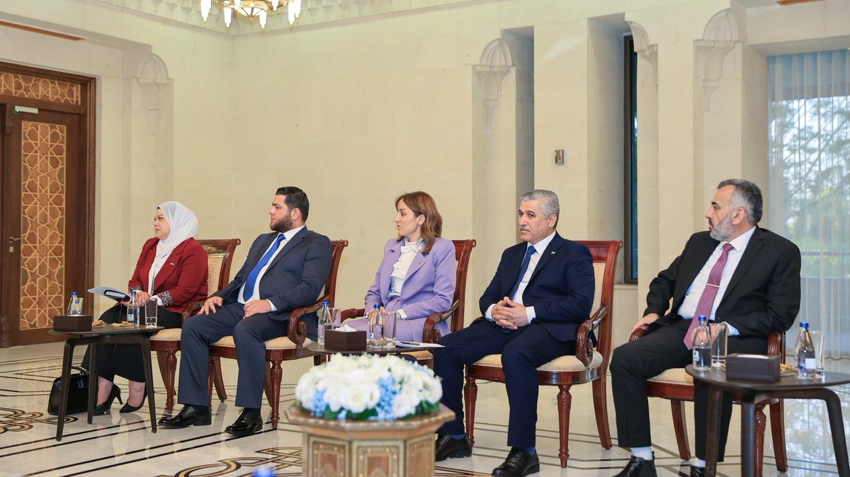 SyPresidency's tweet image. اجتمع رئيس الجمهورية العربية السورية السيد أحمد الشرع بأعضاء اللجنة العليا لانتخابات مجلس الشعب في قصر الشعب بدمشق، حيث اطّلع السيد الرئيس على نتائج الجولات التعريفية التي قامت بها اللجنة على المحافظات السورية، وماتضمنته من سماع وجهات نظر المواطنين حول الاستحقاق الانتخابي، كما…