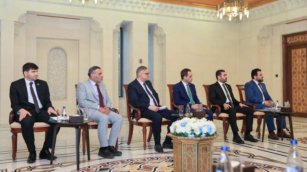 SyPresidency's tweet image. اجتمع رئيس الجمهورية العربية السورية السيد أحمد الشرع بأعضاء اللجنة العليا لانتخابات مجلس الشعب في قصر الشعب بدمشق، حيث اطّلع السيد الرئيس على نتائج الجولات التعريفية التي قامت بها اللجنة على المحافظات السورية، وماتضمنته من سماع وجهات نظر المواطنين حول الاستحقاق الانتخابي، كما…