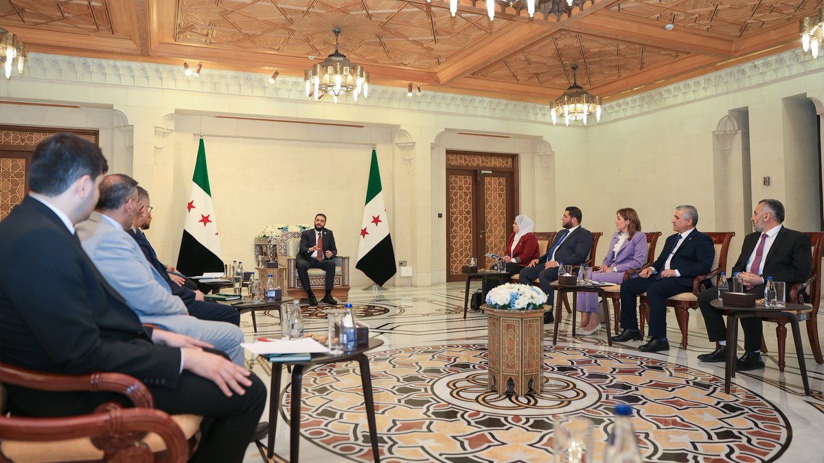SyPresidency's tweet image. اجتمع رئيس الجمهورية العربية السورية السيد أحمد الشرع بأعضاء اللجنة العليا لانتخابات مجلس الشعب في قصر الشعب بدمشق، حيث اطّلع السيد الرئيس على نتائج الجولات التعريفية التي قامت بها اللجنة على المحافظات السورية، وماتضمنته من سماع وجهات نظر المواطنين حول الاستحقاق الانتخابي، كما…