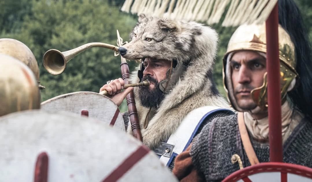 Un frisson parcoure le rang, les hommes sont tendus, aiguisés. Plus que quelques secondes avant le choc des pila.
Les cornu sonnent l'assaut et aussitôt l'impact de la charge, les coups pleuvent et des hommes commencent à tomber de part et d'autre.
